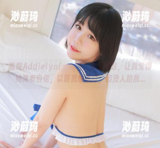 私房Addielyn(에디린)，穿黑色时，让我觉得她真有自信，以前我也试过，但没人拍我...