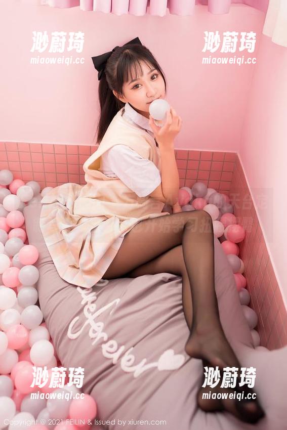 Feilin嗲囡囡 - 方绮言Ayaka的天台定制写真：当云朵也开始学习扭腰摆臀