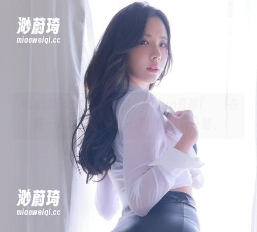 MissDica的泳池派对，Habin夏彬(하빈)在这一片水花中悄悄分享她的凉爽一刻。