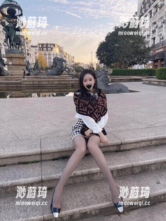 微密圈 - 想收藏July芝岚的牛仔裤吗？快来下载全集，潮流不等人！
