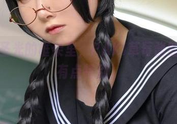在无圣光的框架里，PAKI草莓酱的自拍有点特别。