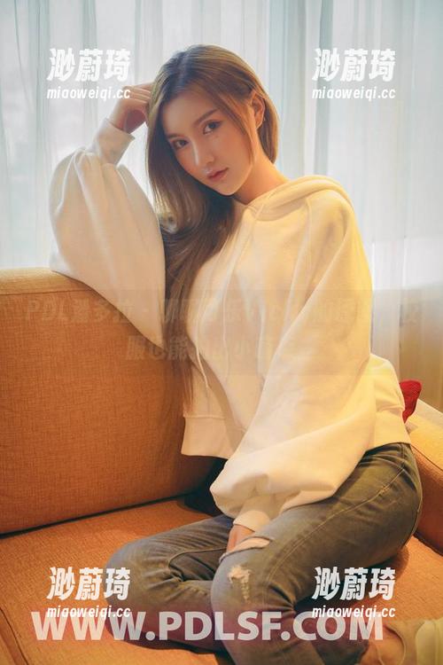 PDL潘多拉 - 聊聊可乐Vicky的原图，校服也能拍出小萌点。