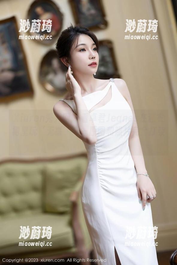 Xiuren秀人网 - 看卓君Jeanes在连衣裙里玩‘无辜’——原图和照片完全打架了