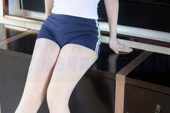 Xiuren秀人网 – 周大萌总能把制服演绎得不一样，这份写真合集记得看的呀！