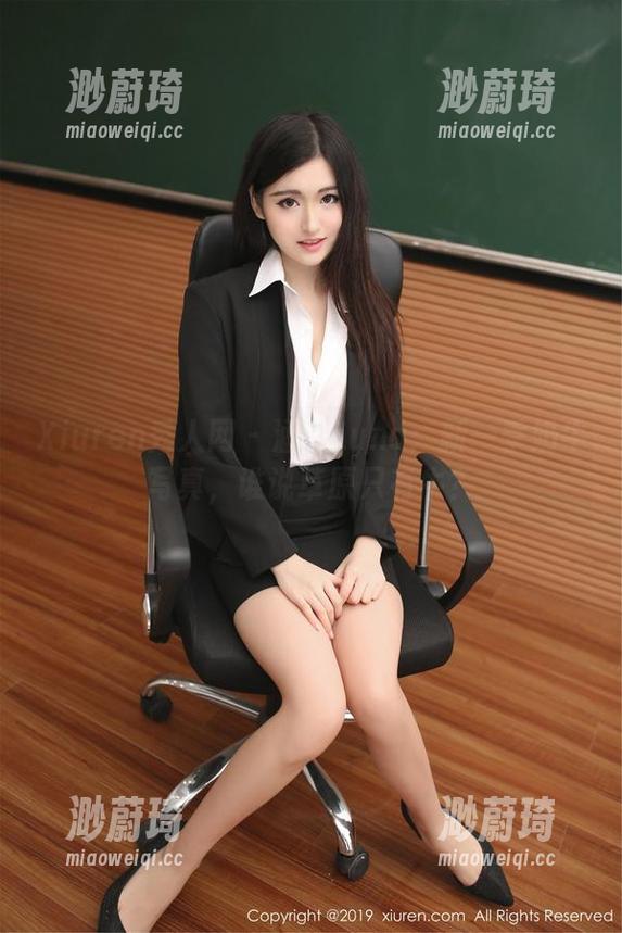 Xiuren秀人网 - 涵涵Luna：新一季奶牛写真，谁说草原只有牛？
