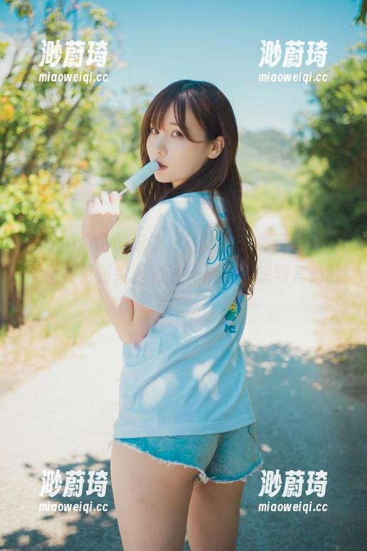 “けん研”的泳衣，让我一直停留在这张图上，明明就是游泳…却让我想到其他的事情。