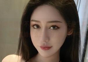 微密圈 – 私房美照，不爱笑的赛琳的“天使”真是个小心机啊，不知道她什么时候开启的这种气质。