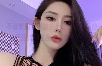 微密圈 – 不爱笑的赛琳的护士装扮让我眼前一亮，作品里还有哪些我没发现的精彩？
