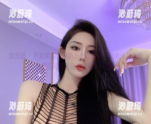微密圈 - 不爱笑的赛琳的护士装扮让我眼前一亮，作品里还有哪些我没发现的精彩？