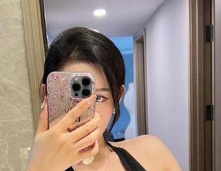 微密圈 – 轻松打开网盘，打开不爱笑的赛琳的白衬衫合集，就像打开了人生新的扇门！