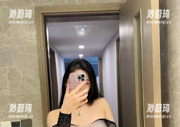 微密圈 - 不爱笑的赛琳vs夏日，没有光环加持，图集中一切自然得很。