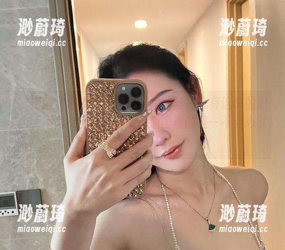 微密圈 - 谁能想到西服加渔网丝袜会有这样的魔力，不爱笑的赛琳的高清原图真的是一不小心就让人迷了！
