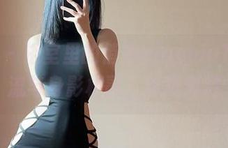 微密圈 – 浴室里的俏妞qiaoniuTT：水流与身影相融，似真似幻