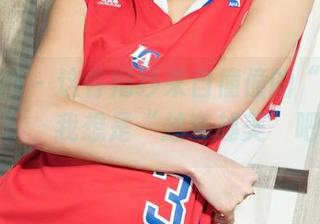 克拉女神 – 这件婚纱来自僮僮的“设计哲学”，我想是“越夸越美”吧？
