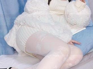 来，凉凉子rioko带你走进爱宕自拍合集的在线时光里，这种姿势…怎么形容比较好呢？