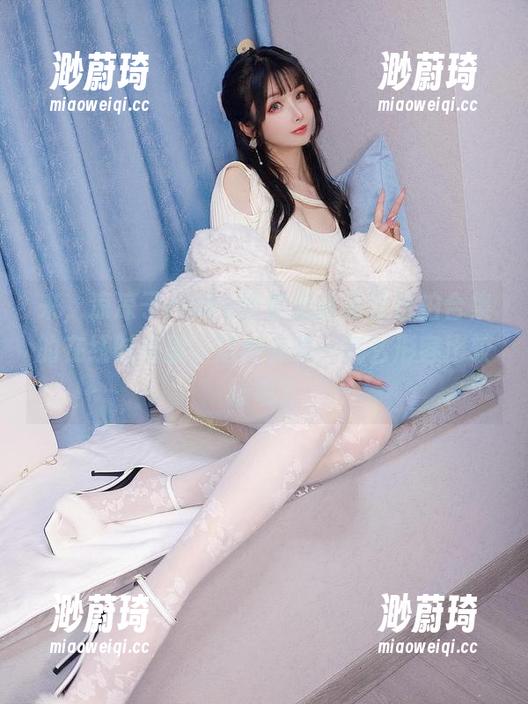 来，凉凉子rioko带你走进爱宕自拍合集的在线时光里，这种姿势…怎么形容比较好呢？