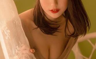 周叽是可爱兔兔的高清写真系列，温泉女友和泡泡的亲密互动？