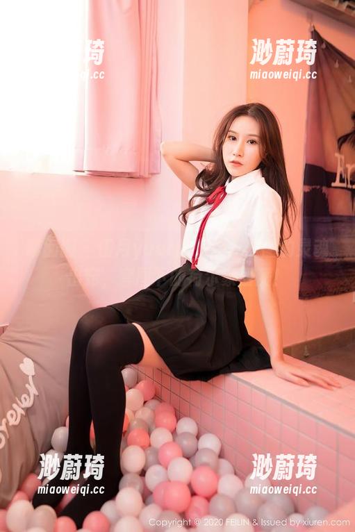 嗲囡囡 - 伍月yuer的少女：原图的灵魂出窍，套图下的荷尔蒙四溅！