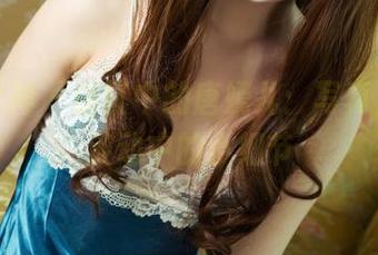 头条女神 – 浴缸中的唐嫣儿：写真，水面波动中的小细节