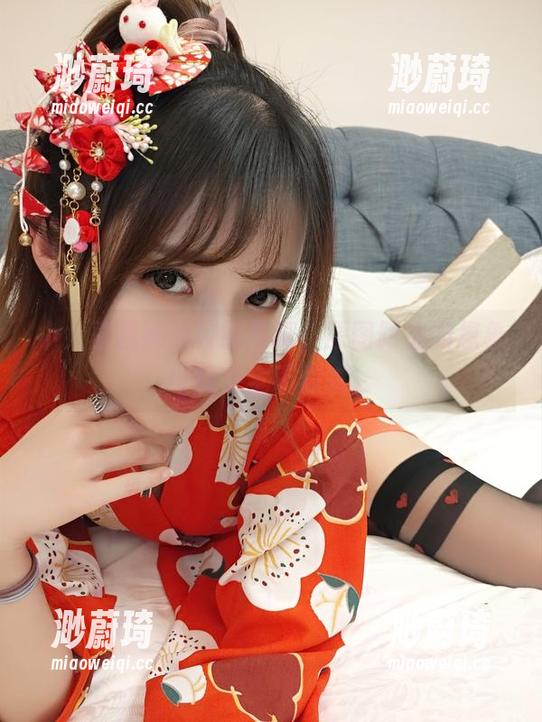 小女巫露娜 小女巫露娜的校服写真,原图跟你的想象可能完全不同哦。
