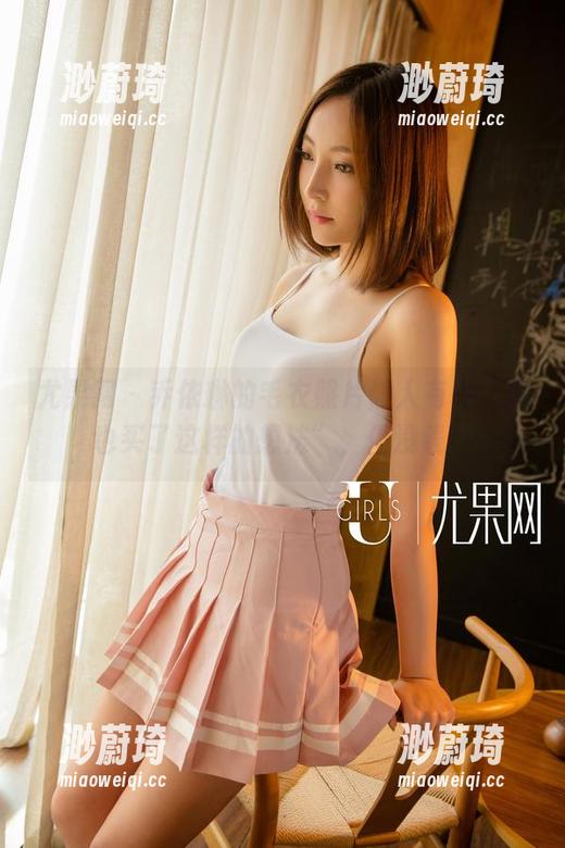 尤果网 - 乔依琳的毛衣照片让人有种“我也买了这样的想法”，但没钱！