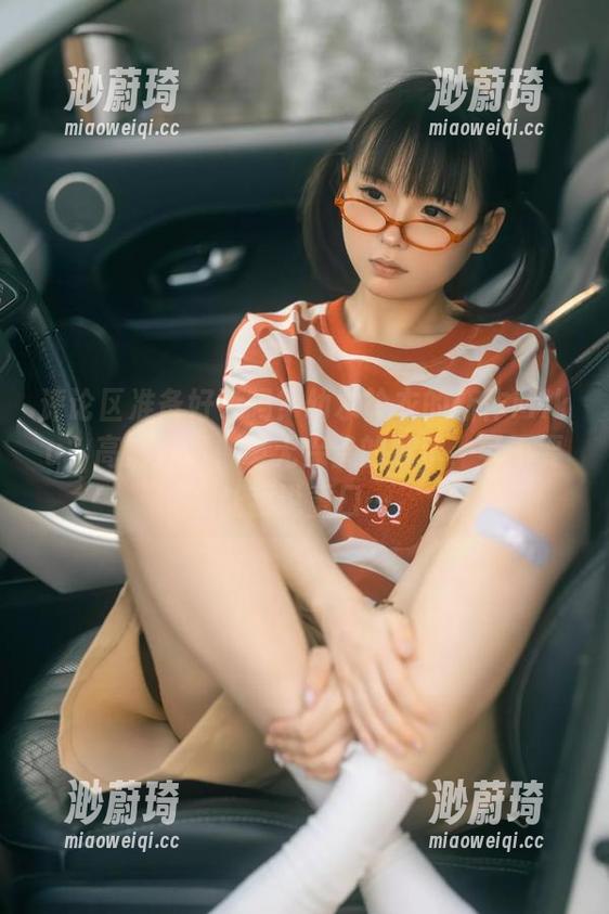 幼水铃衣 评论区准备好了吗?幼水铃衣的新作Miku,高清原图,毫无保留的展示,可不要让我说重口…