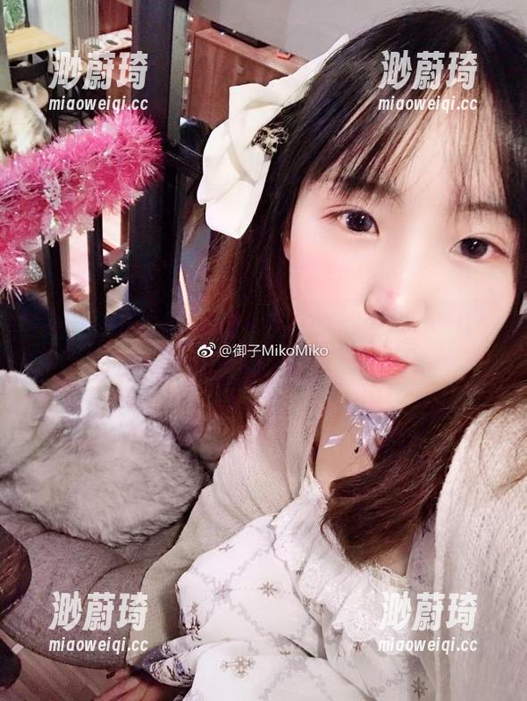 每一张图片都在说：看，我就是御子Yumiko，皮衣加持下的时尚气场！