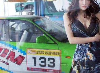 推女郎 – 王馨瑶再次更新！纯白写真里，隐隐约约出现了几只小松鼠，它们在看什么？