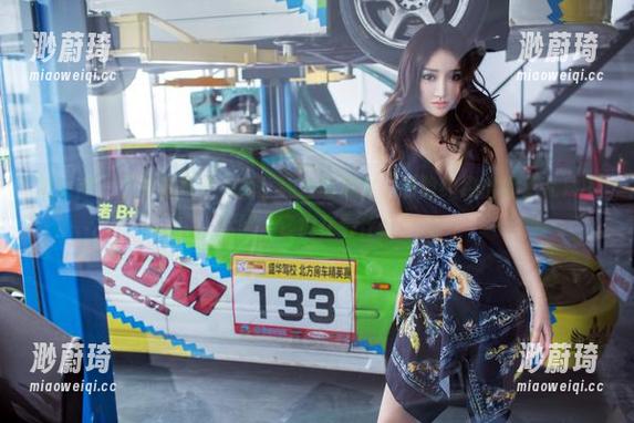 推女郎 - 王馨瑶再次更新！纯白写真里，隐隐约约出现了几只小松鼠，它们在看什么？