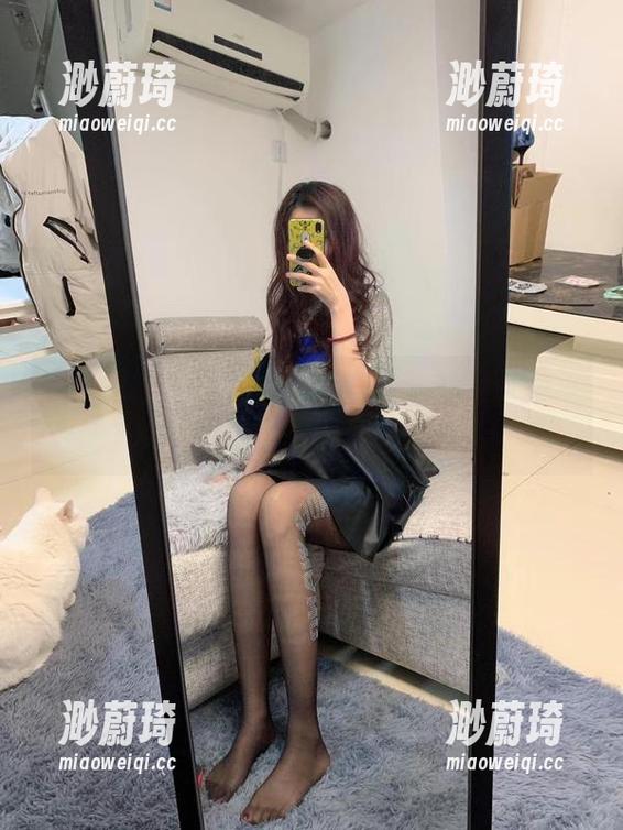 提袜少女 微密圈 - 提袜少女的睡衣写真集:无敌可爱,也很像我午夜的品味!