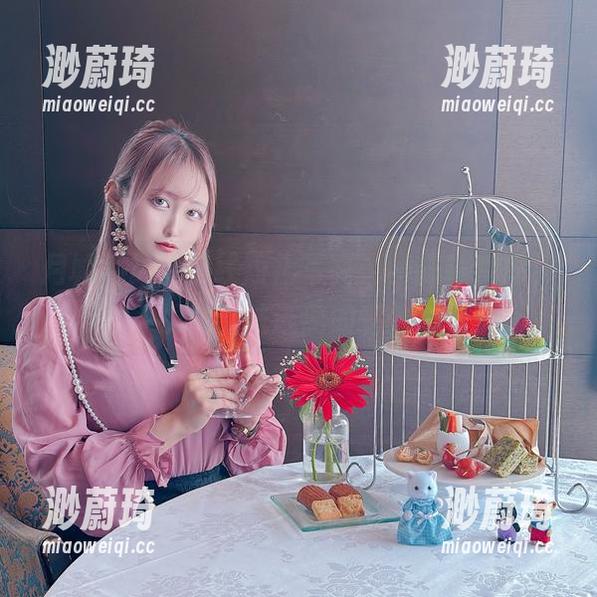 月城委员会在线短裙写真：裙摆摇曳间，那种视线无法逃离的窘迫感……