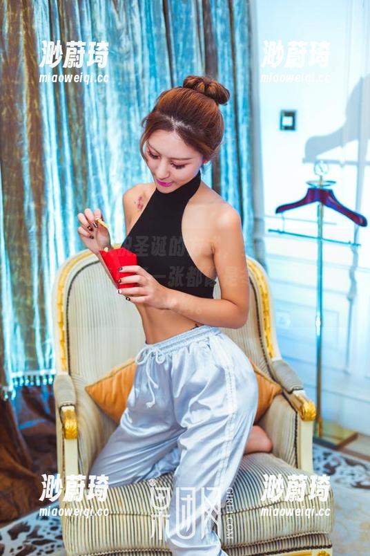 果团网-周妍希 果团网 - 庆祝圣诞的方式,当然是周妍希的壁纸合集!每一张都像是冬天里的一缕火焰。