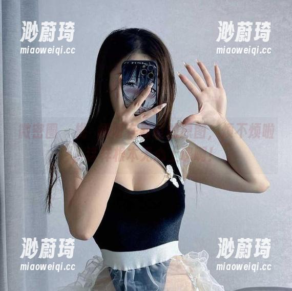 微密圈 - 桃沢樱呀在教室的原图，烦不烦啦，这样根本无心上课啊！