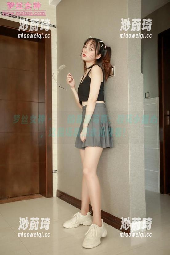 梦丝女神 - 玥玥的最新写真：校花小甜心，这操场我想永远待着！