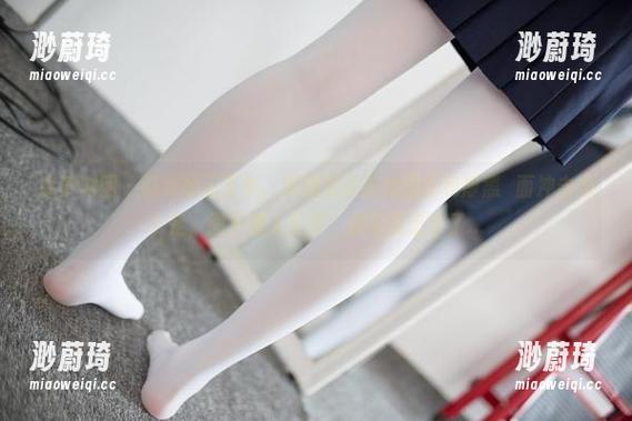 森萝财团 - 说好的无圣光，没想到小夜的黑丝和厚黑砕面冲击力十足，图片感人至深，别问我怎么了...