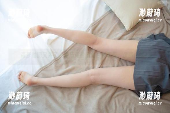 森萝财团又来了，双马尾教室的白丝写真，原图点赞。
