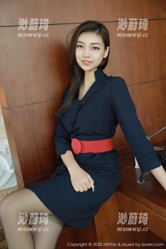 模范学院 - 在线观望，Hana妹的制服原图，像是偷偷溜进了半夜的校园。
