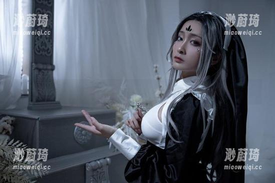 洛璃LoLiSAMA 当洛璃LoLiSAMA遇上2B:泳池里的画面竟然如此美妙