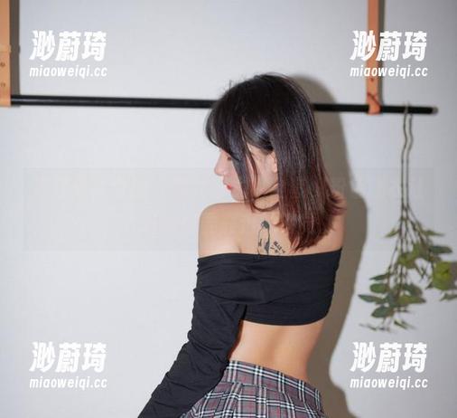 这就是典型的“猫九酱式”全套，粉色睡衣让人有种想要靠近的错觉。