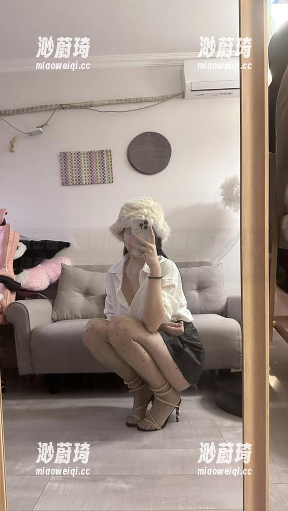 微密圈 - 看吧！玫桃泡芙画像下的女孩，随便一张无圣光的套图都像是心事重重。