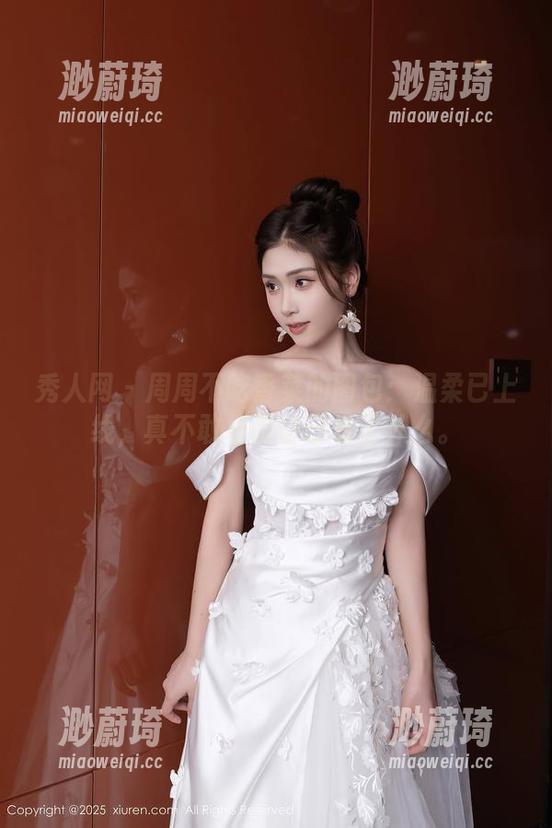 秀人网 - 周周不吃香菜的图包：温柔已上线，真不敢相信自己看了什么。