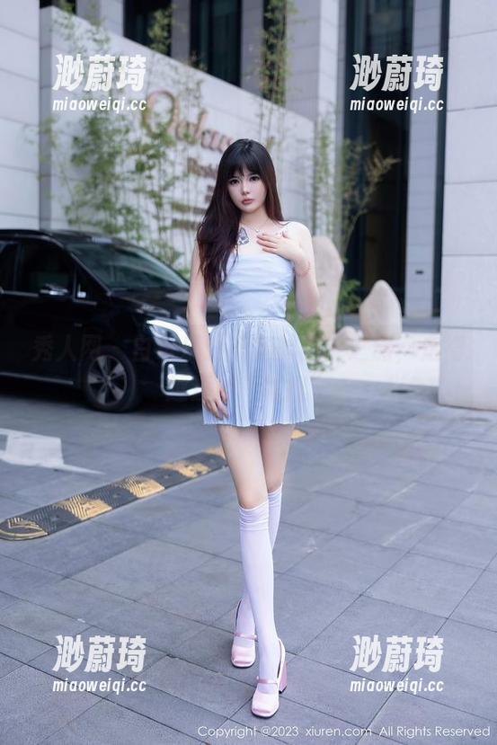 秀人网 - 白乐乐：美腿的图库之旅，走得越远越“笔挺”