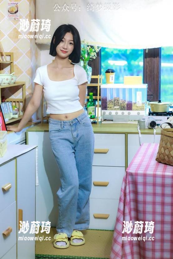 绮梦摄影 - 阿依夏的丝袜写真：高清到能数出丝线的数量！