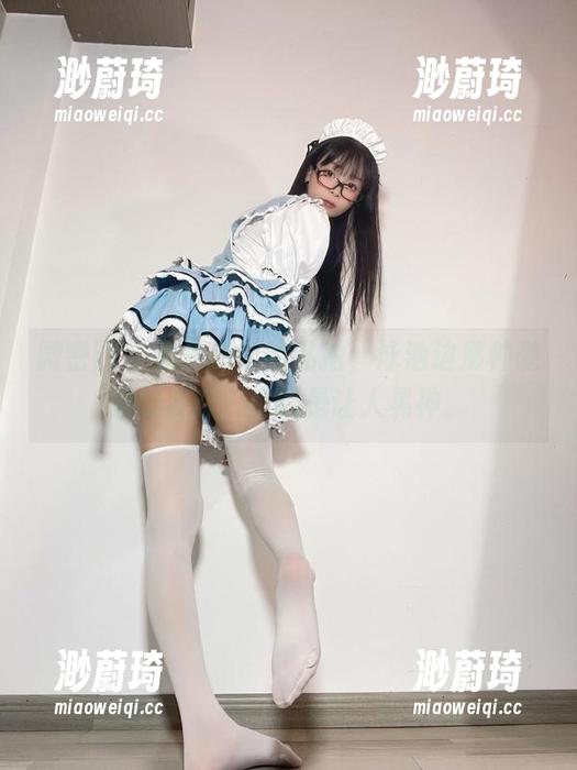 微密圈 - 看聂傲娇的私拍，泳池边那种随意的姿态，真的是让人晃神。