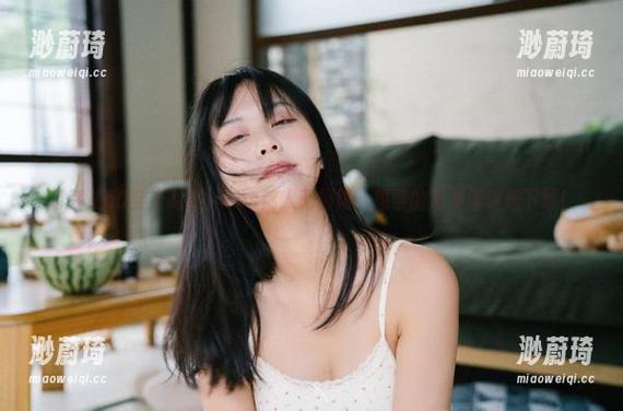 萌芽儿o0穿上制服，cos迷人无极限，想学的朋友请速速下载！