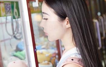 蜜桃社 – 宅家盯着：许思铭的白裙免费图集，一个不看上瘾的理由