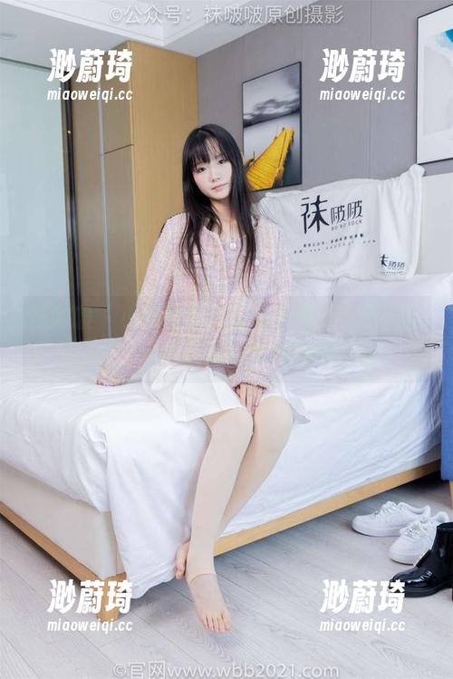 袜啵啵 - 小沫的图集：连衣裙与我思绪的起伏，一种没说的情绪在飘荡。