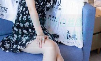 袜啵啵 – 分享砂糖的厚白丝套图，结果发现花絮成了主场，太离谱了！