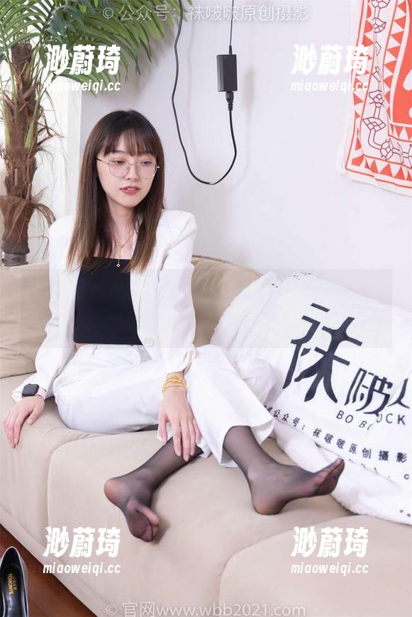 袜啵啵 - 私房里的小秘密：稚予的油亮白丝美图，脚尖不只是装饰，更是风景！