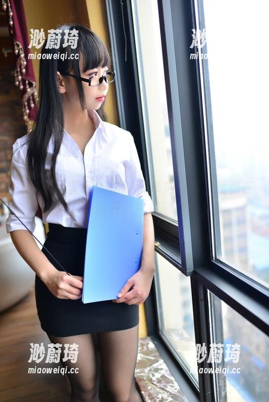 每次看到雪琪SAMA的车内写真，我都在想，车可以开，气质停在哪儿？